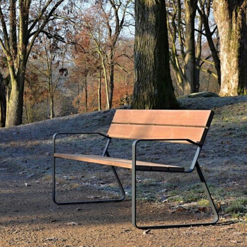 Banc public INOA en bois de chêne, avec accoudoirs